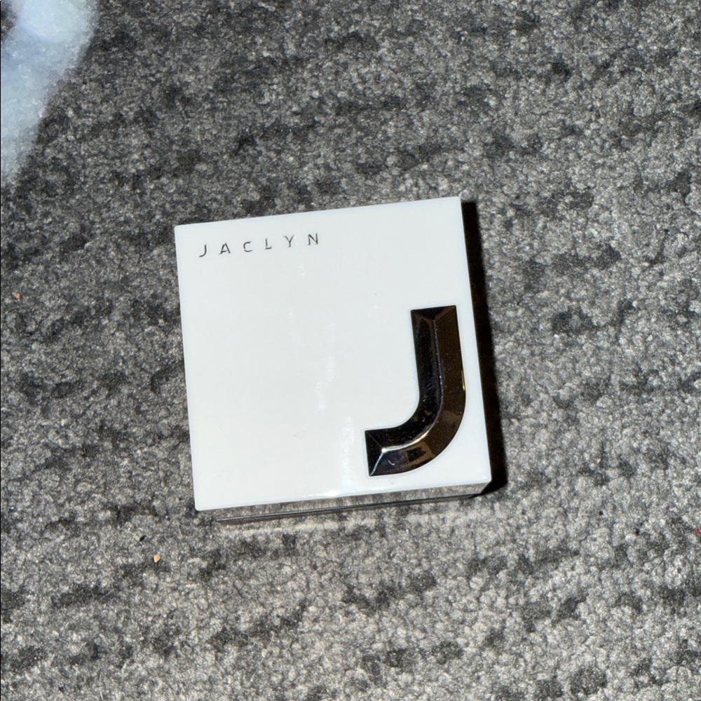 Jaclyn Makeup Banana Setting Powder